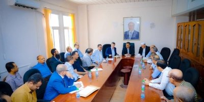 المحافظ لملس يترأس اجتماعاً موسعاً لقيادة الغرفة التجارية ورجال الأعمال بالعاصمة عدن.