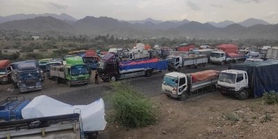 وصفوها بالحرب التي ستقضي على ما تبقى من الاقتصاد الوطني  .. موجة غضب شعبية واسعة تنديدا بحملة تستهدف شركات الإسمنت بأبين ولحج وعدن