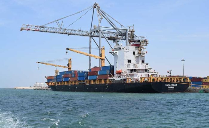 الرئيس يتابع شخصياً جهود تنشيط الموانئ: رسو ثلاث سفن حاويات دفعة واحدة في ميناء عدن للحاويات يعكس عودة النشاط التجاري