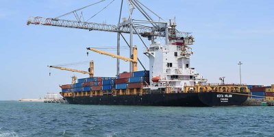 الرئيس يتابع شخصياً جهود تنشيط الموانئ: رسو ثلاث سفن حاويات دفعة واحدة في ميناء عدن للحاويات يعكس عودة النشاط التجاري