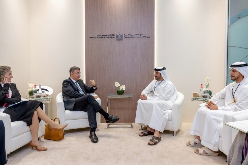 عبدالله بن طوق يبحث تعزيز التعاون السياحي مع البحرين وأوزبكستان والاتحاد الأوروبي